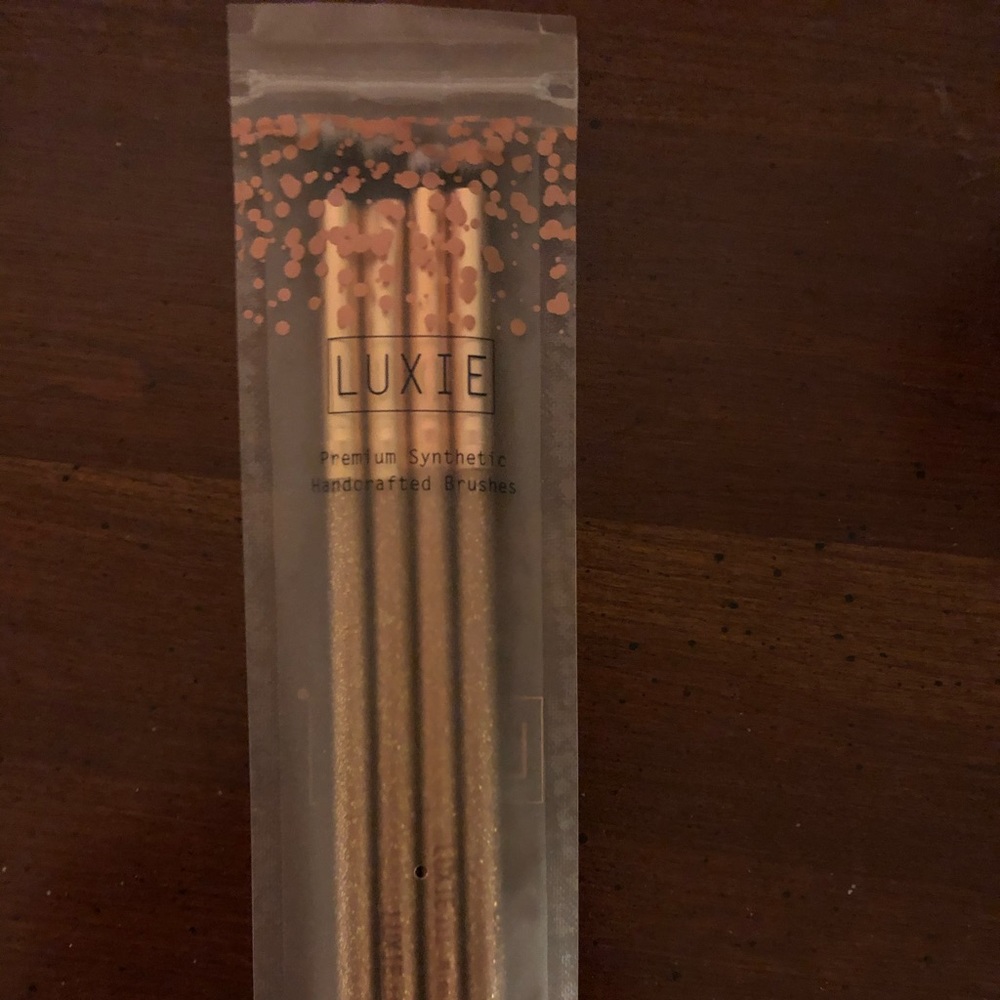 NWT Luxie makeup brushes
